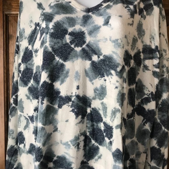 Old Navy White with Navy Tie-Dye V-Neck Pullover Sweater Medium - Picture 2 of 11
